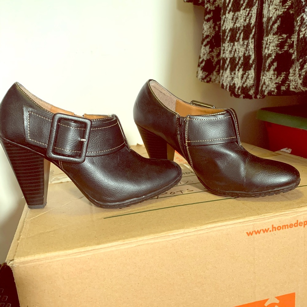 All black ankle boot!!